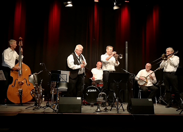 Die MJC auf der Bühne im Kulturzentrum Hasenbergl