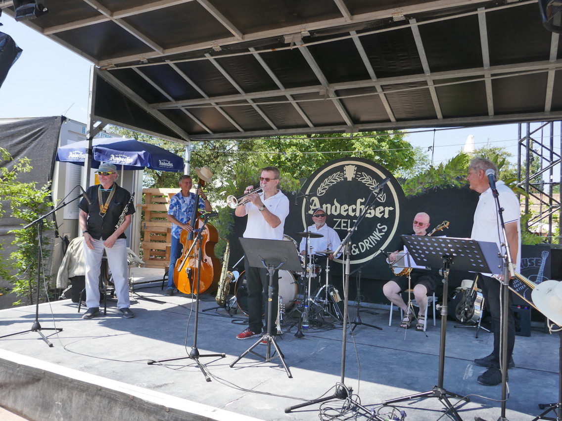 Die MJC vor dem Andechser Zelt auf dem Tollwood